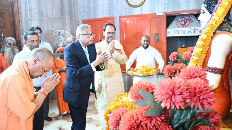 टाटा संस के चेयरमैन ने सीएम योगी के साथ किए गुरु गोरखनाथ के दर्शन
