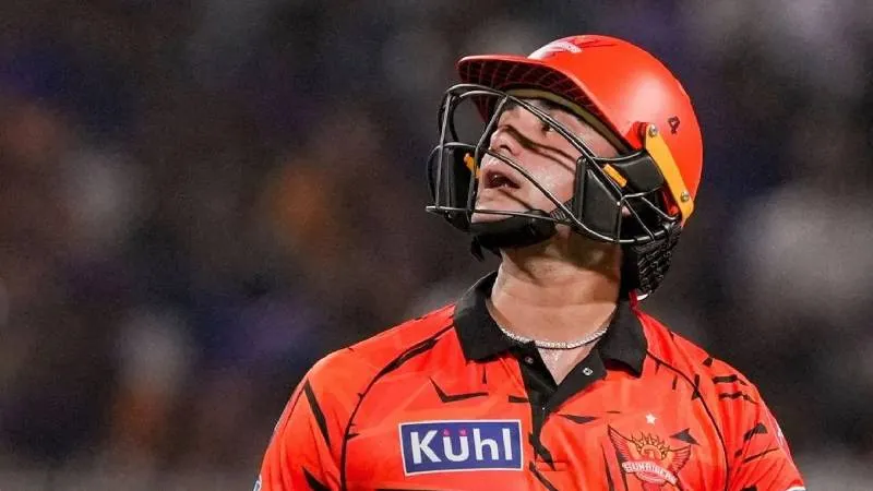KKR vs SRH: अंपायर के फैसले पर नाराजगी पड़ी भारी, अभिषेक शर्मा पर लगा जुर्माना