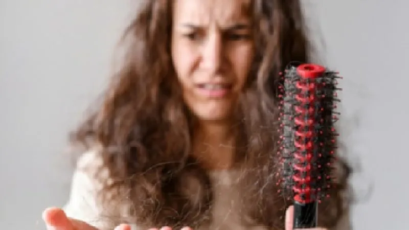 गर्मियों में बालों का झड़ना रोकने का आसान उपाय, प्याज और आंवला का कमाल