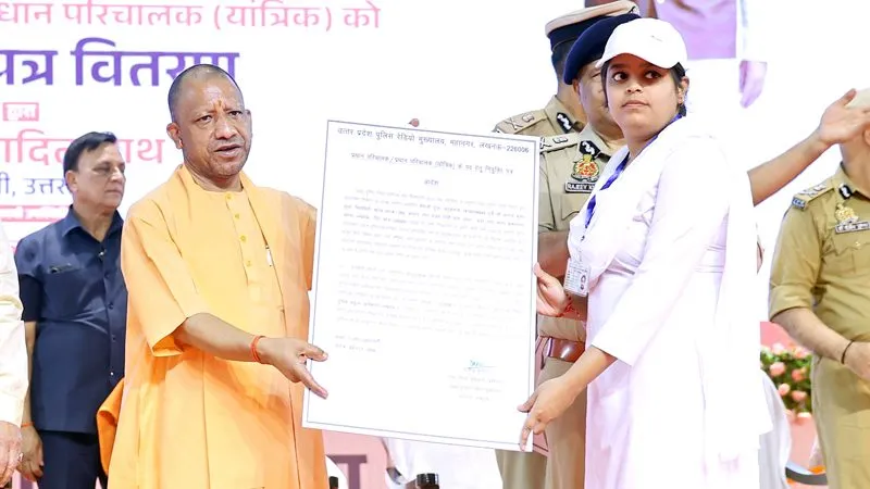 सरकार में भर्ती प्रक्रिया पर भरोसा बढ़ा, नियुक्ति पत्र पाकर बोले अभ्यर्थी-योगी आदित्यनाथ भ्रष्टाचार की कमर तोड़ने वाले मुख्यमंत्री