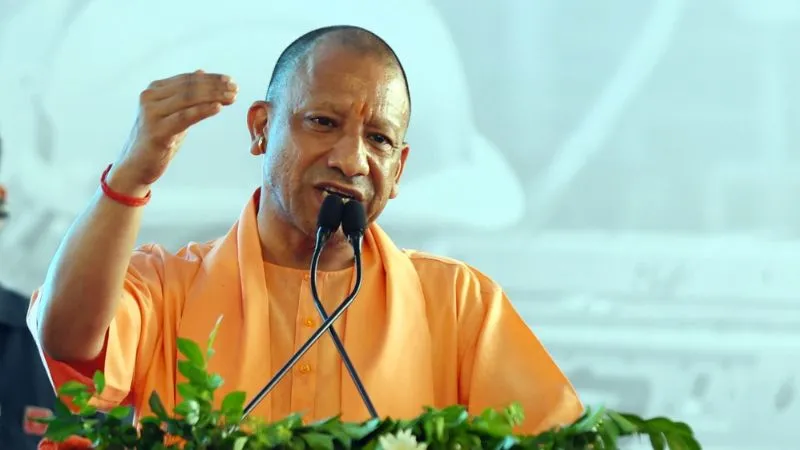 नोएडा में श्रमिकों की मांग पर CM योगी का बड़ा आदेश, कहा -'1 अप्रैल से दी जाए बढ़ी हुई सैलरी'