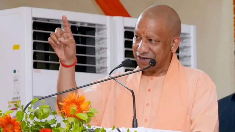 CM योगी ने किया आधुनिक कंप्यूटर लैब का उद्घाटन, AI, डेटा एनालिसिस, प्रोग्रामिंग की ट्रेनिंग लेंगे स्टूडेंट्स, जानिए इसकी खासियत