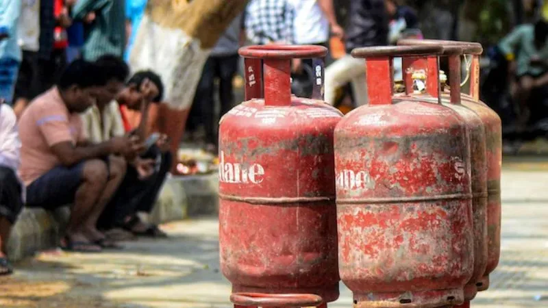 फिर महंगा हुआ गैस सिलेंडर, कीमत 2 हजार के पार, देखें नए रेट्स
