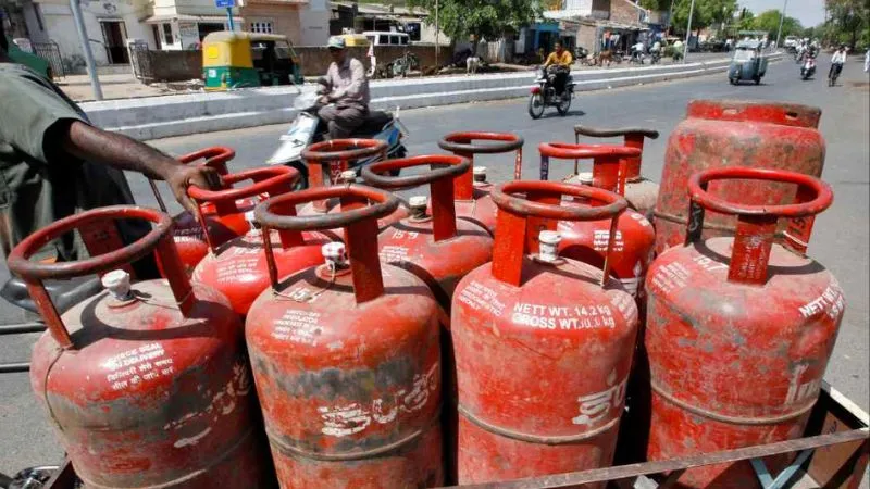 सिलेंडर के दामों में बड़ी गिरावट! 327 रूपये तक सस्ती होगी गैस, सरकार का बड़ा प्लान