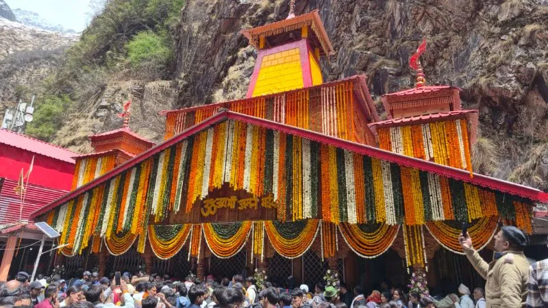 चार धाम यात्रा का आगाज: गंगोत्री-यमुनोत्री के कपाट खुले, CM धामी ने की पहली पूजा, श्रद्धालुओं की उमड़ी भीड़