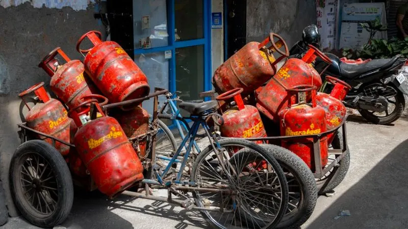 LPG Crisis: अब 35 या 40 दिन नहीं, हाथों-हाथ मिलेगा सिलेंडर, सरकार का बड़ा फैसला