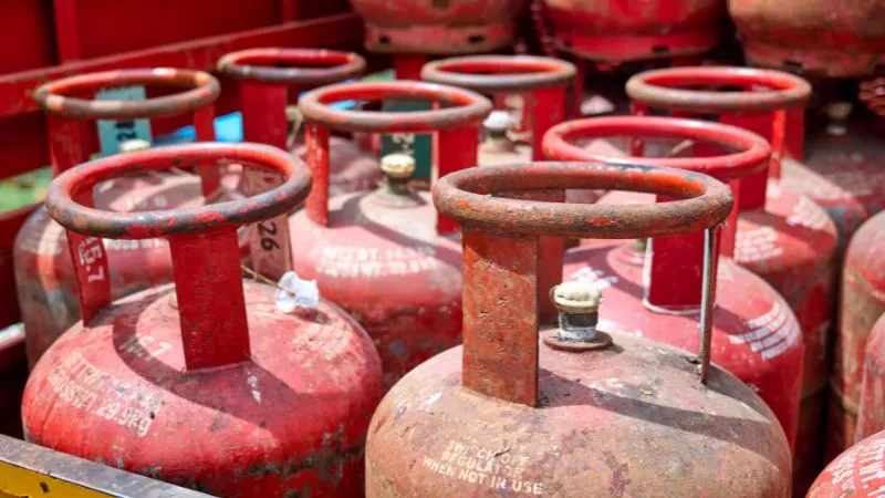 LPG: 1 मई से सिलेंडर महंगा? जानिए गैस कनेक्शन और बुकिंग पर क्या हुए नए नियम लागू