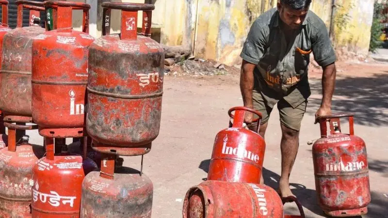 गैस के लिए लंबी लाइन का झंझट खत्म, अब इन लोगों को चुटकियों में मिलेगा सिलेंडर, जानिए नया नियम