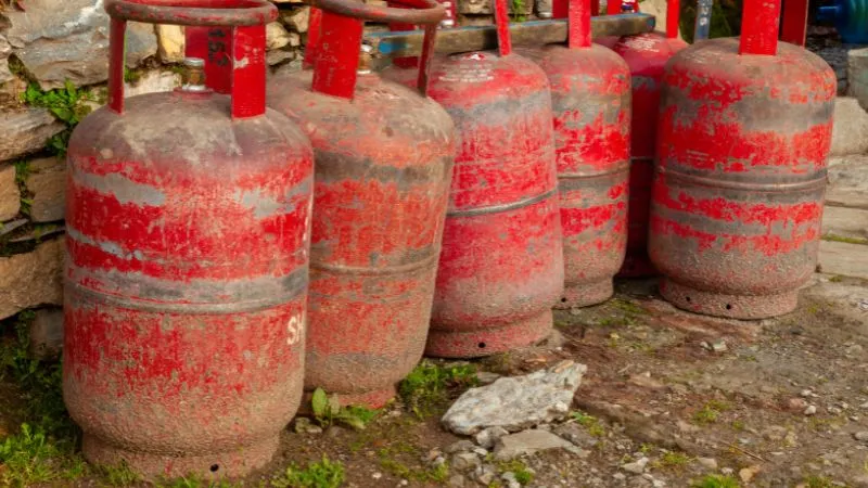 LPG Gas के फिर बदल गए नियम, गैस की किल्लत के बीच इन सेक्टरों को मिलेंगे भर-भरकर सिलेंडर, सरकार का बड़ा फैसला