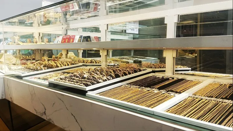 Gold Silver Price Crash: औंधे मुंह गिरी सोने-चांदी की कीमतें, दिल्ली-मुंबई में क्या है आज का नया भाव?