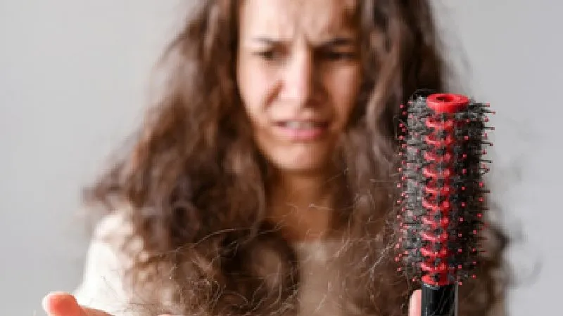 Hair Fall Control: जानें कौन-सी विटामिन और मिनरल्स की कमी से झड़ते हैं बाल