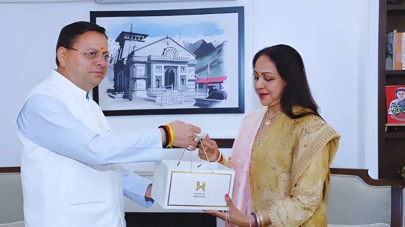 CM धामी ने हेमा मालिनी से की मुलाकात, तोहफे में दिए 'हाउस ऑफ हिमालयाज' के प्रोडक्ट