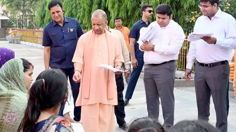 जन समस्याओं का त्वरित समाधान कराएं अधिकारी : सीएम योगी