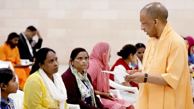 सभी की समस्याओं के निदान के लिए सरकार प्रतिबद्ध, तत्परता व संवेदनशीलता के साथ हो रहा समाधानः सीएम योगी