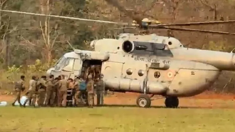 सारंडा जंगल में सुरक्षाबलों और नक्सलियों के बीच भीषण मुठभेड़, 5 जवान घायल, एयरलिफ्ट कर भेजा गया रांची