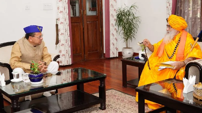 केदारनाथ धाम के रावल ने सीएम धामी को दिया आशीर्वाद, चारधाम यात्रा तैयारियों पर बातचीत