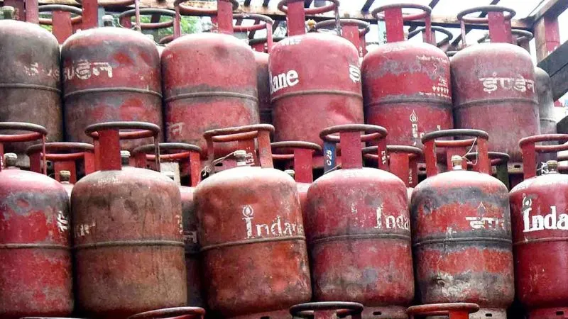 LPG Gas के फिर बदल गए नियम, गैस की किल्लत के बीच इन सेक्टरों को मिलेंगे भर-भरकर सिलेंडर, सरकार का बड़ा फैसला
