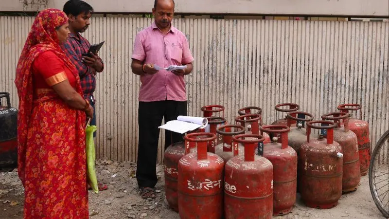 LPG Crisis: अब 35 या 40 दिन नहीं, हाथों-हाथ मिलेगा सिलेंडर, सरकार का बड़ा फैसला