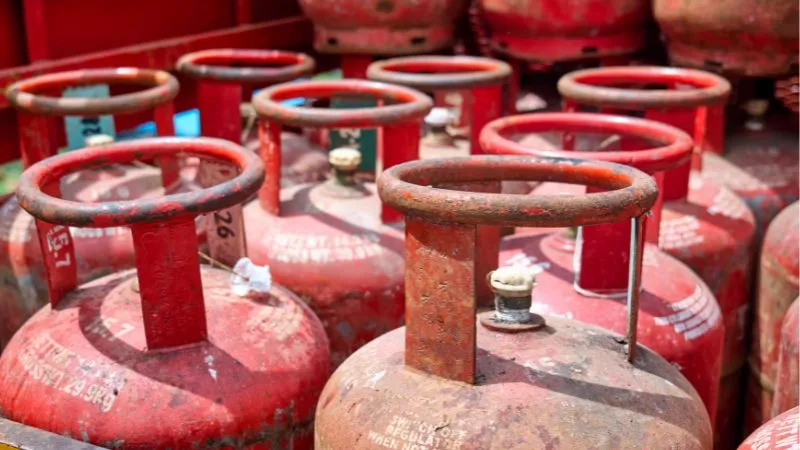 LPG की किल्लत पर बड़ा खुलासा, सरकारी अधिकारी के बयान से मची खलबली
