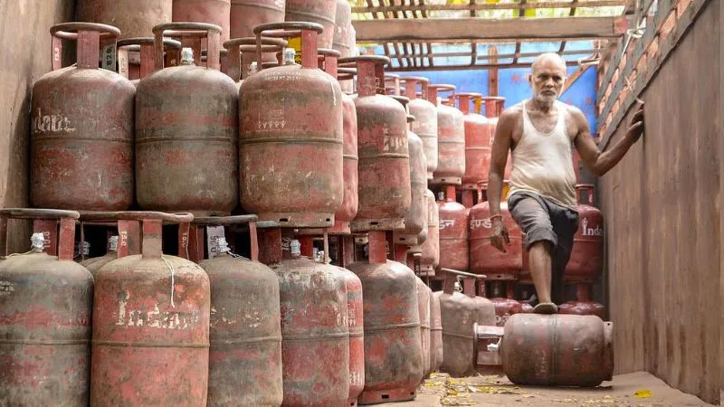गैस नियमों में बड़ा बदलाव, पुरानी बुकिंग कैंसिल, अब नए तरीकों से ही मिलेगा सिलेंडर