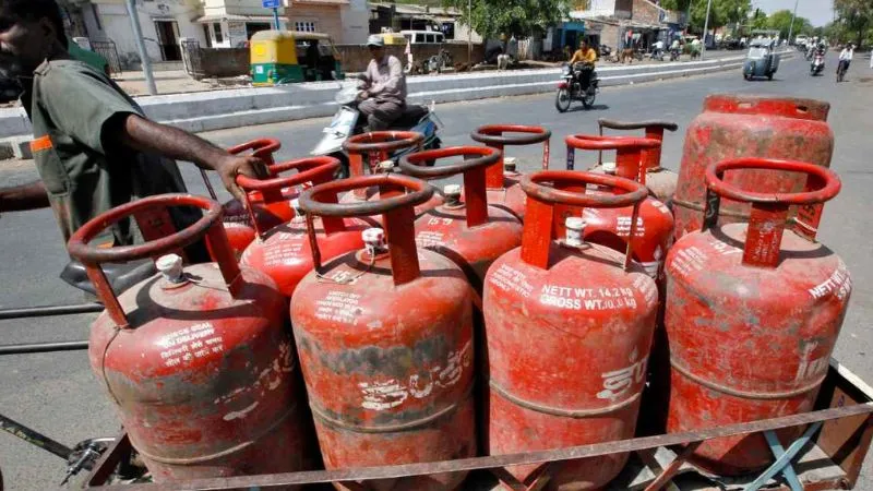 LPG Crisis: शादी में गैस की चिंता खत्म, मेन्यू और मेहमान बताओ, तुरंत मिलेंगे गैस सिलेंडर