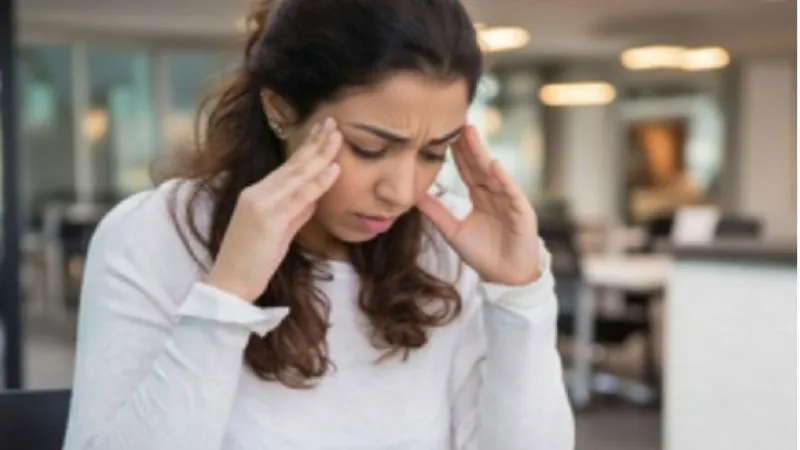 गर्मी से बढ़ रहा है आपका तनाव? जानें मानसिक स्वास्थ्य सुधारने में 'साइकोलॉजिकल फर्स्ट एड' कैसे करता है मदद