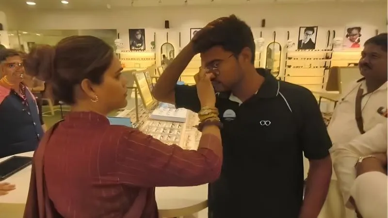 लेंसकार्ट विवाद गर्माया: इस मुस्लिम महिला ने खोला मोर्चा, स्टोर में घुसकर कर्मचारियों को लगाया तिलक