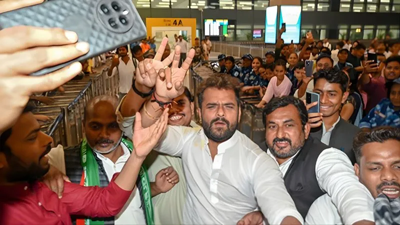 बिहार के मुजफ्फरपुर में खेसारी लाल यादव के कार्यक्रम से पहले ही बेकाबू हुई भीड़, मची अफरा-तफरी, पुलिस ने किया लाठीचार्ज