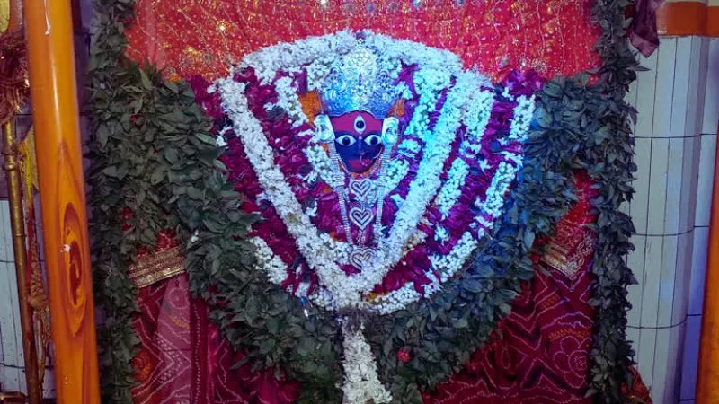 कहां है महिषासुर मर्दिनी का मंदिर, दिन में तीन बार बदलता है 'स्वप्नेश्वरी' का रुप, जानें क्या करने से मां सबकी मनोकामना पूरी करती हैं