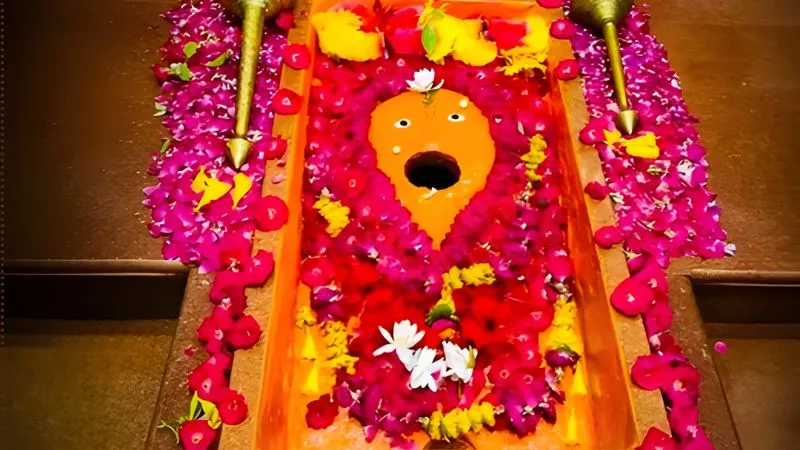 UP में कहां है भगवान हनुमान का ये अद्भुत मंदिर, बजरंगबली की आंखों में एक बार देख लेने से दूर होते हैं जीवन के सारे कष्ट