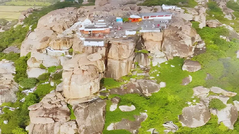 400 से ज्यादा सीढ़ियों की चढ़ाई, फिर मिलते हैं हनुमान, जानें कहां है बजरंगबली का ये प्राचीन मंदिर