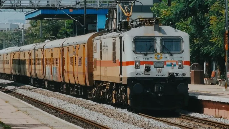 E-Pantry: क्या आपने ट्राई किया IRCTC का ‘डिजिटल ढाबा’? अब सीट पर मिलेगा गर्मागर्म खाना