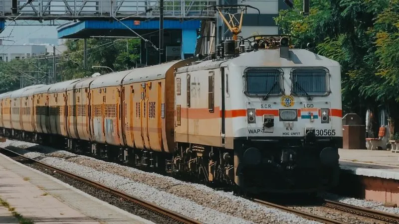 ट्रेन से फ्री में सफर कर सकेंगे ये लोग, रेलवे की MST योजना के बारे में जानें, बचाएं अपने हजारों रुपए