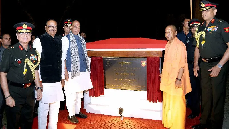 रक्षा मंत्री राजनाथ सिंह और सीएम योगी ने किया स्मृतिका युद्ध स्मारक के मल्टीमीडिया शो का उद्घाटन