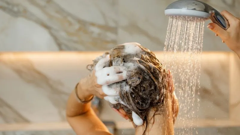 गर्मी में रोज़ करते हैं शैंपू? जानें हफ्ते में कितनी बार धोने चाहिए बाल | प्राकृतिक चमक रहेगी बरकरार