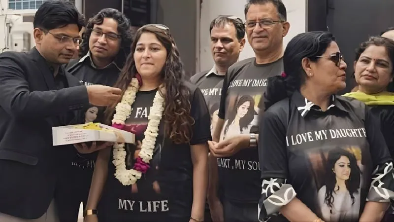 बेटी के जन्म पर पिता ने मनाया अनोखा जश्न, पूरे शहर को बताया ‘बेटी हुई है’; VIDEO वायरल