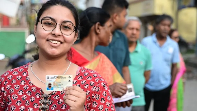 बंगाल के रण का फाइनल राउंड शुरू, दूसरे चरण में 142 सीटों पर वोटिंग जारी, पोलिंग बूथ पर वोटरों की लंबी कतारें