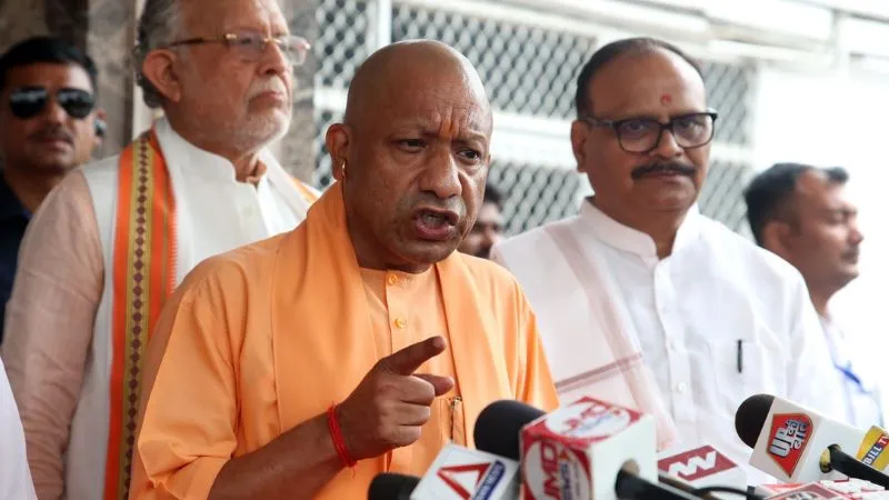 कांग्रेस और सपा जन्मजात महिला विरोधी, गिरगिट की तरह बदलते हैं रंग: सीएम योगी