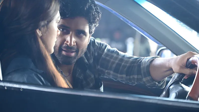 Dacoit Movie Review: प्यार और बदले की दमदार कहानी में छाए आदिवी शेष-मृणाल ठाकुर, ट्विस्ट से भरी है लव स्टोरी