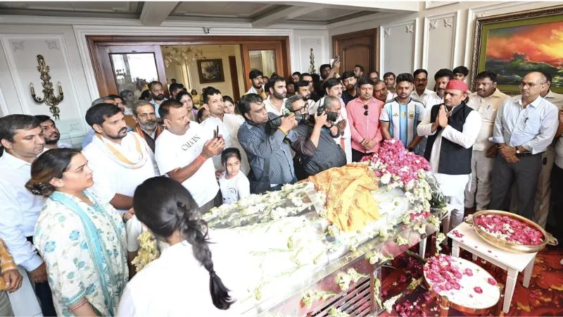 आखिर क्या हुआ था प्रतीक के साथ? घर पहुंचते ही अखिलेश और अपर्णा के बीच बंद कमरे में हुई बातचीत; जानें क्या हुई चर्चा