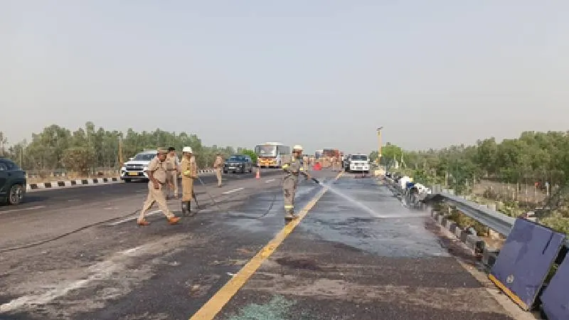 आगरा-लखनऊ एक्सप्रेसवे पर बड़ा हादसा, बस पलटने से 6 यात्रियों की मौत, सीएम योगी ने लिया संज्ञान