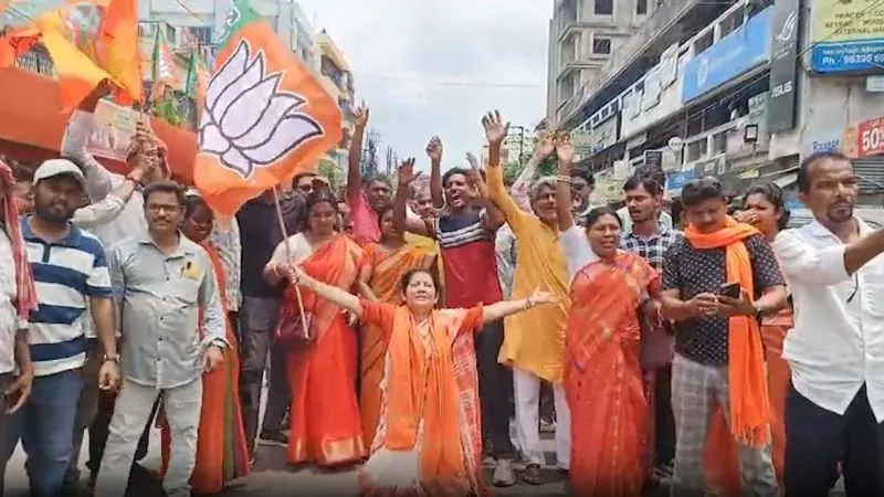 बंगाल में भगवा जीत का जश्न- कोलकाता में कहीं बंटी झाल मुड़ी, तो कहीं कमला भोग, जमकर थिरके BJP कार्यकर्ता
