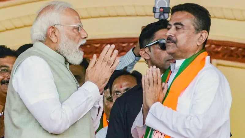 LIVE: बंगाल में 'अधिकारी' राज, बस कुछ ही देर में सुवेंदु लेंगे मुख्यमंत्री पद की शपथ, कोलकाता पहुंचे PM मोदी