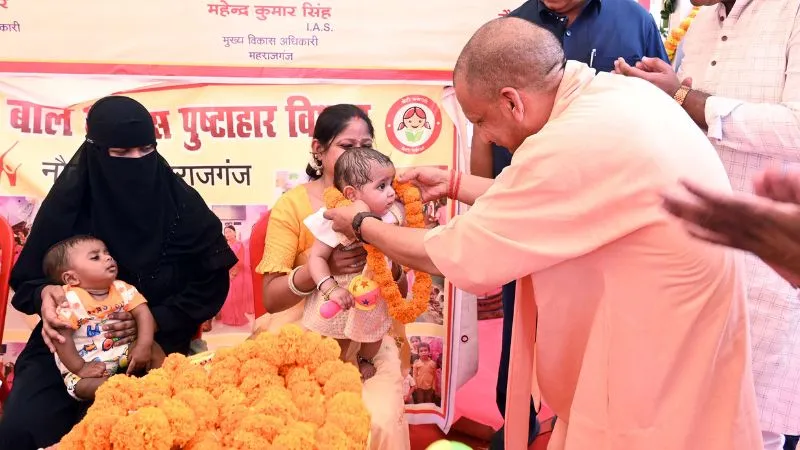 CM योगी ने महराजगंज में कई योजनाओं के लाभार्थियों को बांटे स्वीकृति पत्र, चेक और टूलकिट, छोटे बच्चों को भेंट किए उपहार