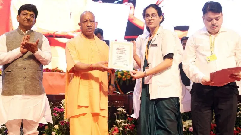 सीएम योगी से नियुक्ति पत्र पाकर भावुक हुए चयनित अभ्यर्थी, बोले- पारदर्शी भर्ती प्रक्रिया ने बढ़ाया सरकार पर विश्वास