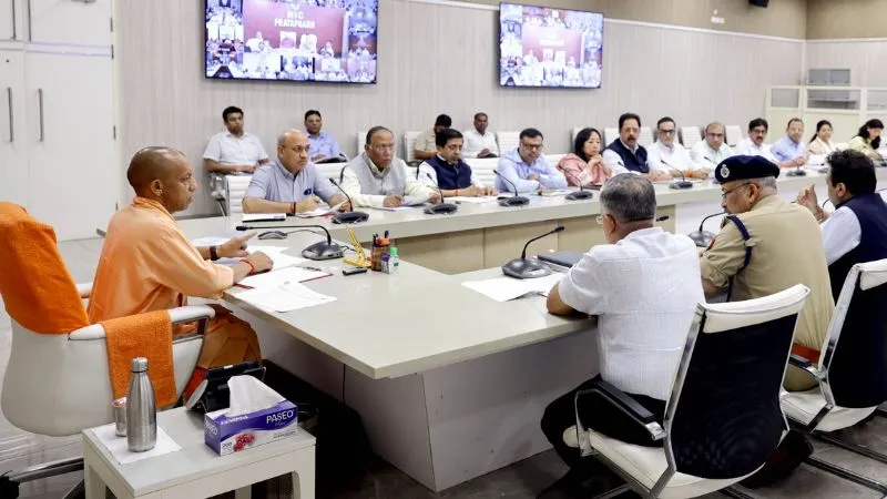 UP में चौपाल से निकलेगा समाधान… अधिकारियों को CM योगी की दो टूक- शिकायतों में लापरवाही बर्दाश्त नहीं