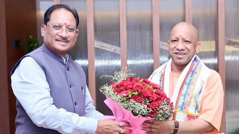 बस्तर में जुटे कई राज्यों के मुख्यमंत्री, सीएम साय ने किया योगी आदित्यनाथ का स्वागत