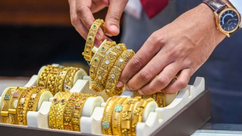सोना-चांदी हुआ बेकाबू! चांदी 15,000 रुपये महंगी, सोने की कीमतों ने भी छुए आसमान, खरीदारी से पहले जान लें आज के ताजा भाव