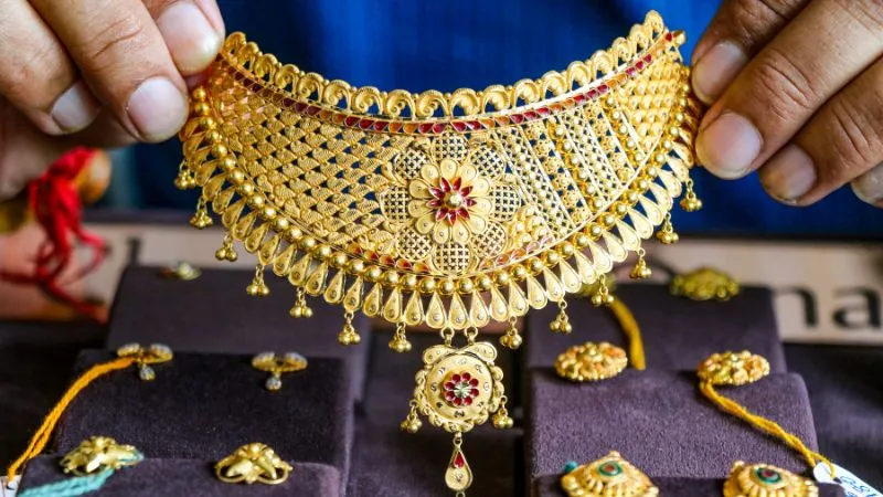 सोने की धीमी चाल, लेकिन चांदी ने पकड़ी तेज रफ्तार, 2.73 लाख रुपये के पार, जानें आज के ताजा भाव