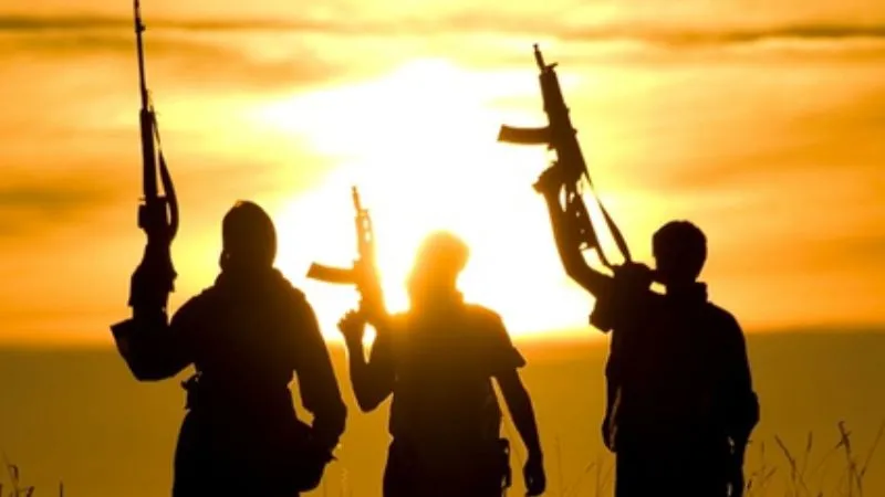 आतंकी हमजा के जनाजे में 'अज्ञात' का खौफ, AK-47 के साथ घेरा बनाकर हिजबुल के कमांडर की हुई हिफाजत